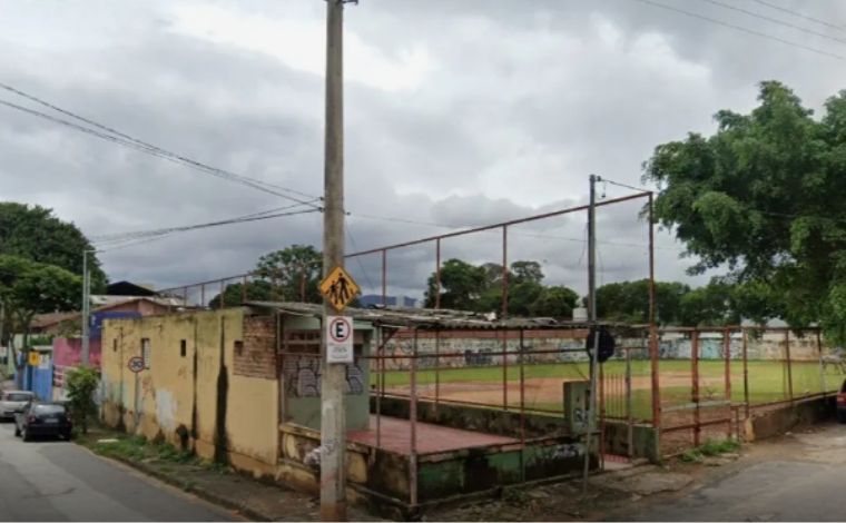 Homem pede ajuda ao pai, mas é perseguido e morto em quadra comunitária de BH