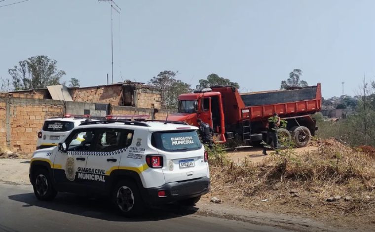 Motorista de caminhão é preso em flagrante após despejar entulho no Ribeirão Arrudas, em BH