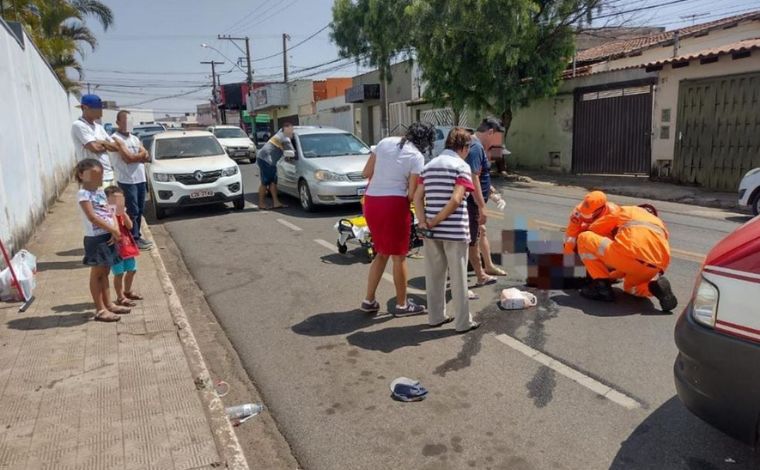 Idoso é atingido na cabeça por tora de madeira transportada em caminhonete, em Araxá