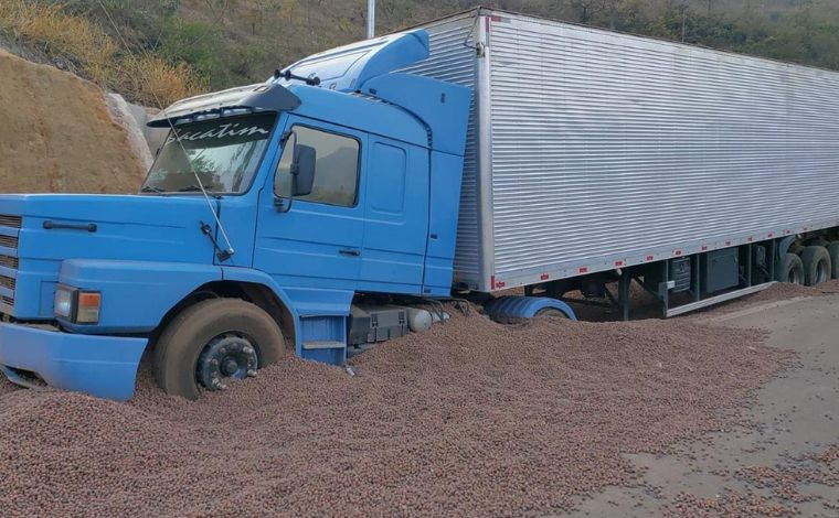 Carreta perde freios e motorista usa área de escape para evitar acidente no Anel Rodoviário de BH