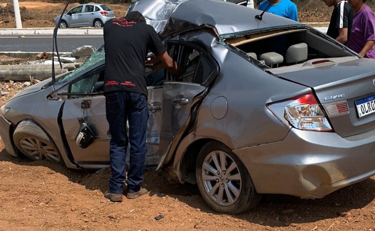 Carro bate contra poste na Avenida Prefeito Alberto Moura em Sete Lagoas