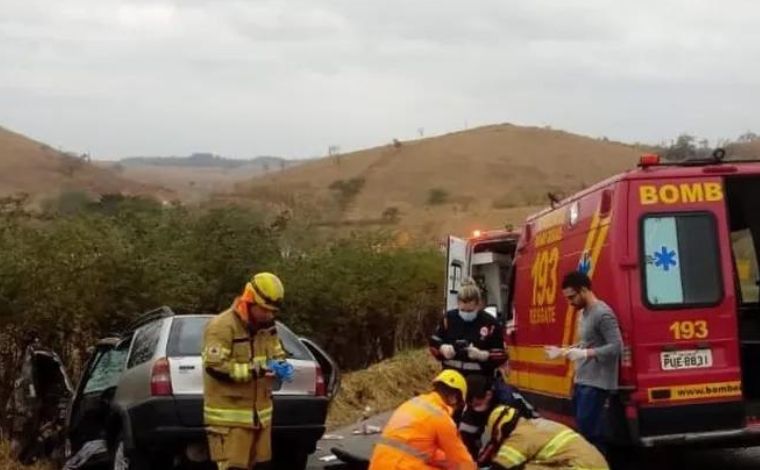Idoso morre e adolescente fica ferido em acidente entre carro e caminhão na rodovia MGC-120