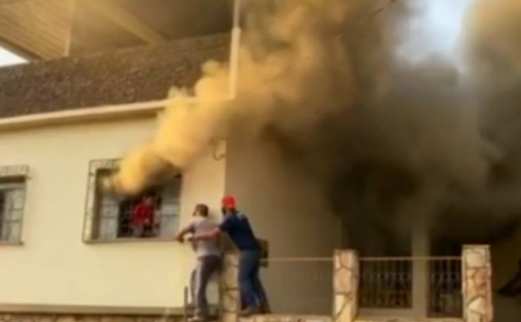 Menino de 7 anos é resgatado por vizinhos durante incêndio em Minas Gerais