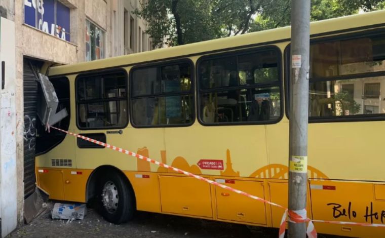 Ônibus perde controle e bate em edifício no Centro de BH; ao menos 12 pessoas ficaram feridas