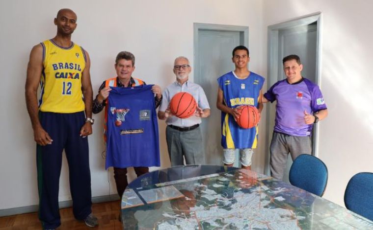 Sete Lagoas formaliza projeto e retorna com aulas de basquete no ginásio Dr. Márcio Paulino 