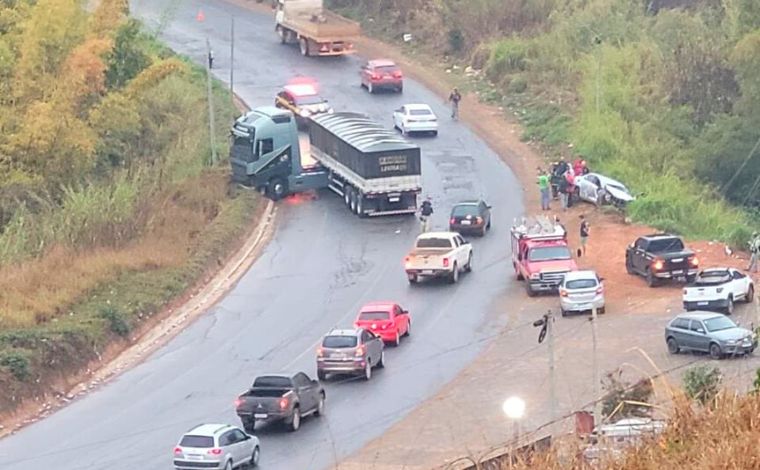 Carro bate de frente com carreta e vítimas são socorridas em estado grave na BR-262, em MG 