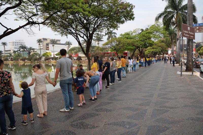 Setembro Amarelo: abraço simbólico na Lagoa Paulino marca campanha de prevenção ao suicídio 