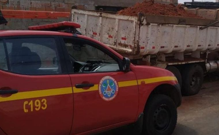 Idoso morre esmagado por caminhão enquanto fazia manutenção do veículo em Minas Gerais