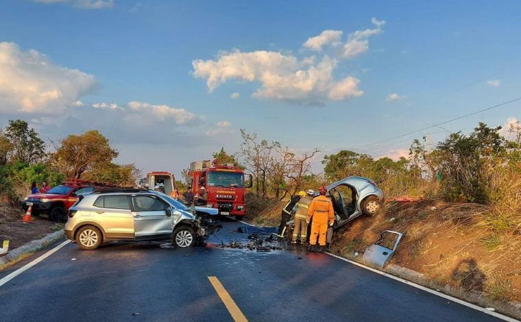 Mulher e criança morrem em acidente na BR-497, em MG; sete pessoas ficaram feridas