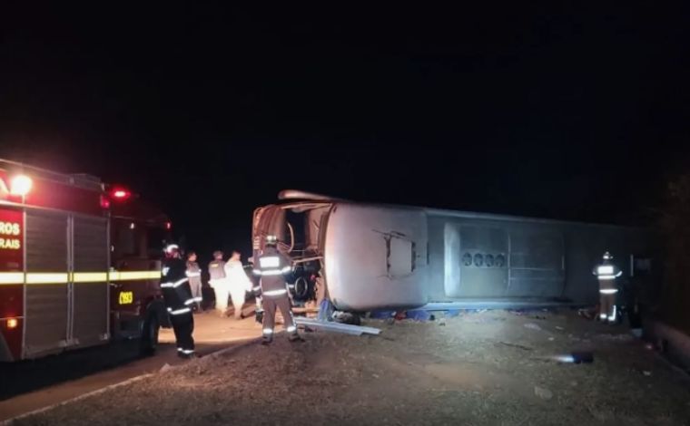 Ônibus tomba e deixa um morto e 44 feridos em rodovia de Minas Gerais 