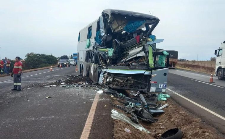 Acidente entre ônibus e carreta deixa ao menos dois mortos e 40 feridos na BR-153, em MG