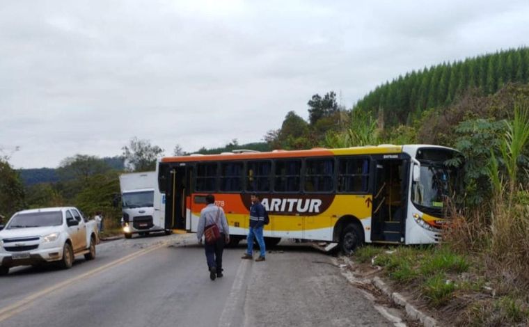 Colisão entre carro e ônibus deixa um morto na BR-381, em Minas 