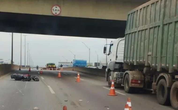 Motociclista morre em acidente com carreta na Rodovia Fernão Dias, na Grande BH