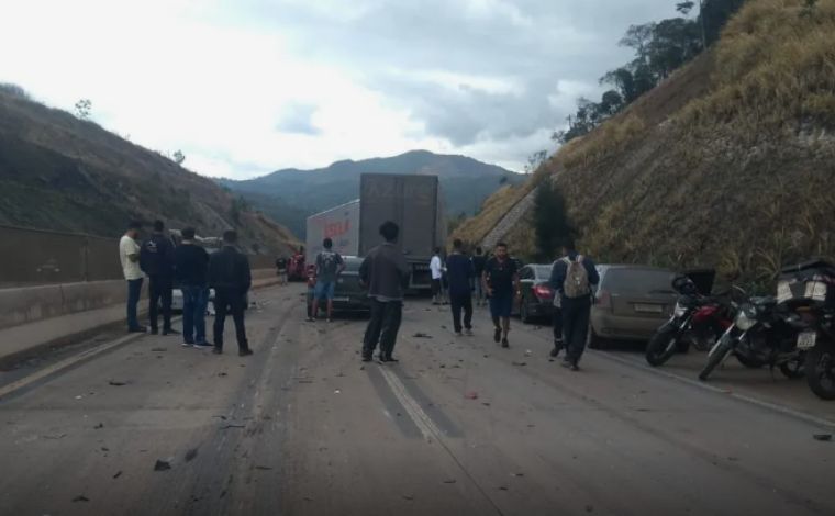 Batida entre vários veículos deixa ao menos 10 feridos e interdita BR-381, na Grande BH