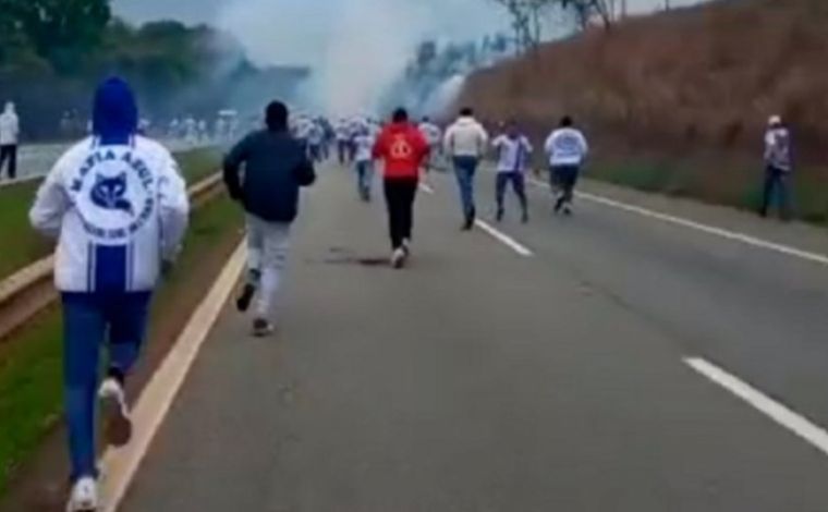 Briga entre organizadas da Máfia Azul e Mancha Verde tem quatro baleados no interior de Minas