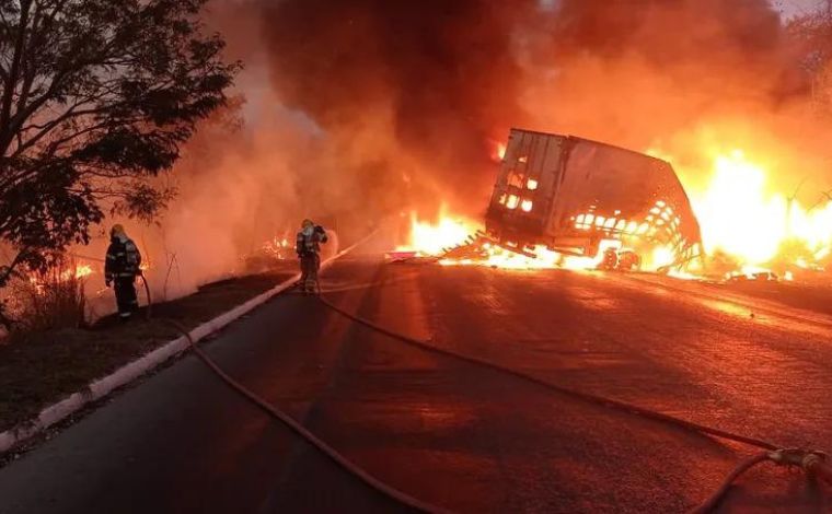 Motoristas morrem carbonizados em acidente entre caminhão e carreta na BR-251, em Minas 