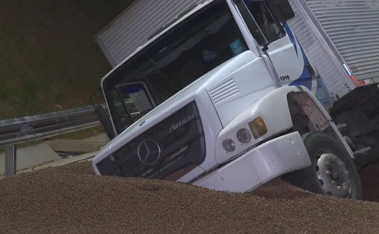 Caminhão carregado com óleo perde os freios e entra em área de escape do Anel Rodoviário de BH