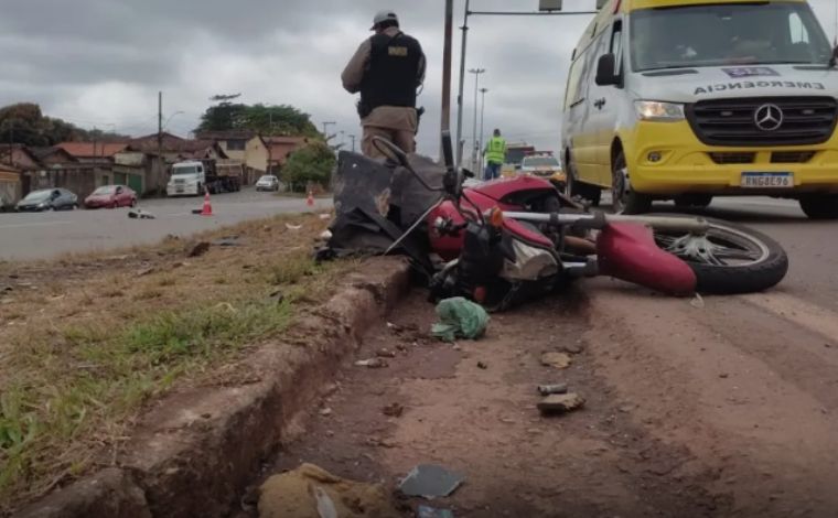 Motociclista morre em acidente envolvendo carro e carreta no Anel Rodoviário de BH 