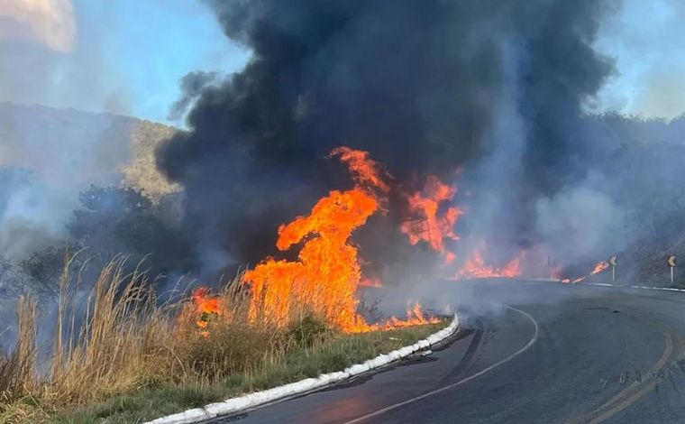 Acidente entre carretas deixa um morto e dois feridos na BR-251, em Minas 