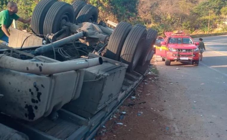 Homem fica ferido após carreta tombar na BR-381, na Grande BH