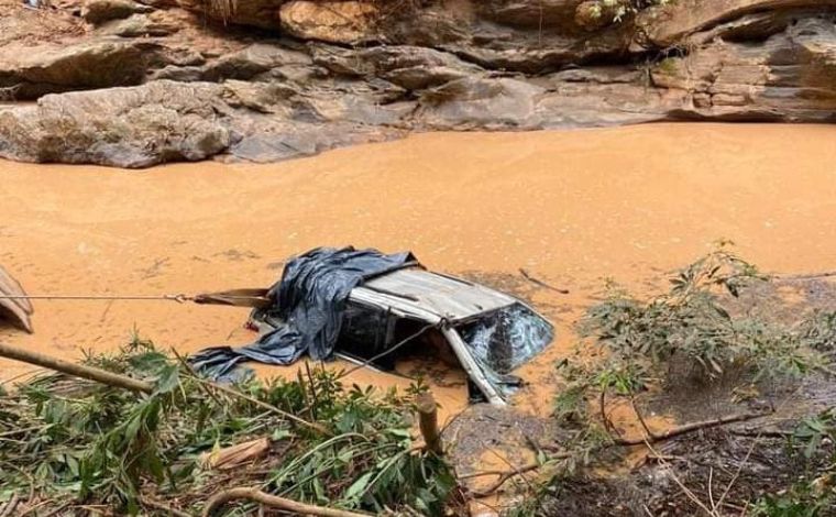 Carro cai de ponte durante tempestade e deixa 5 mortos no interior de Minas