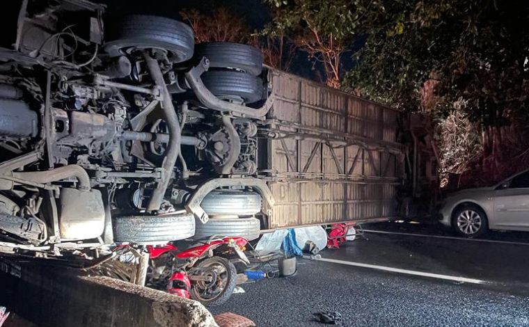 Homem sobrevive após motocicleta ser esmagada por ônibus em rodovia mineira