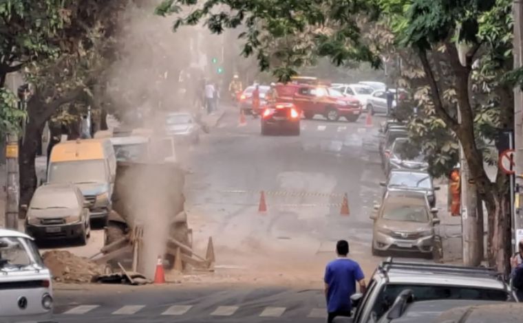 Retroescavadeira rompe tubulação de gás e mobiliza bombeiros na Savassi, em Belo Horizonte