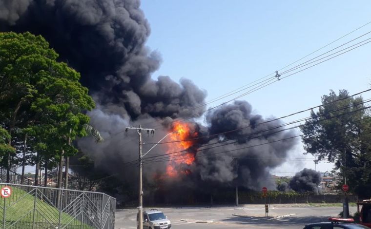 Fogo atinge galpão de produtos químicos em Contagem; fumaça é tóxica e Defesa Civil retira moradores