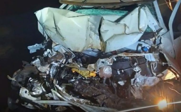 Motorista morre preso às ferragens após bater carro na traseira de caminhão na rodovia MG-255