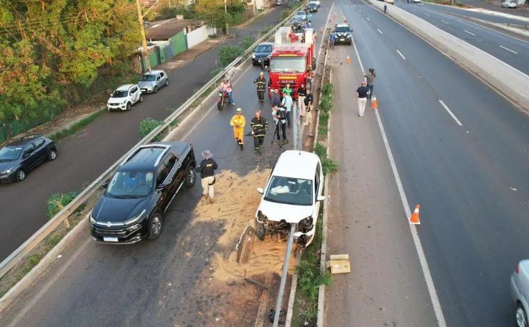 Mulher tem perna amputada após peça metálica atravessar carro em rodovia de Minas Gerais