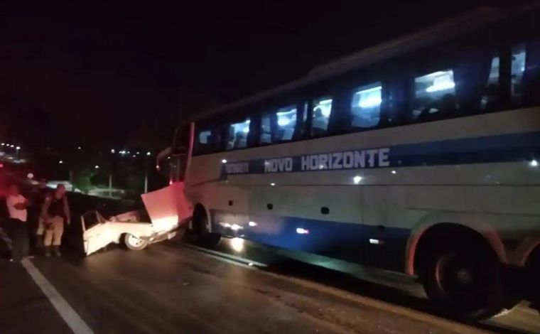 Homem morre após ter carro arrastado por ônibus de viagem no interior de Minas 