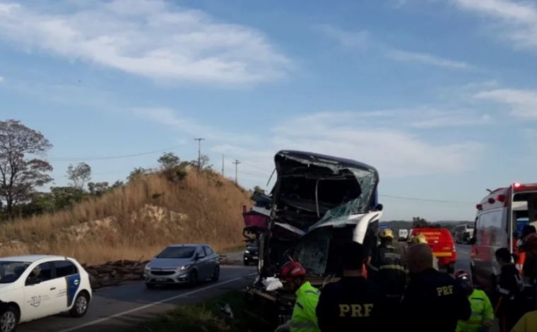 Acidente entre ônibus e caminhão deixa nove pessoas gravemente feridas na BR-040