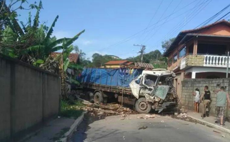 Motorista morre após bater caminhão em muro de residência na Grande BH