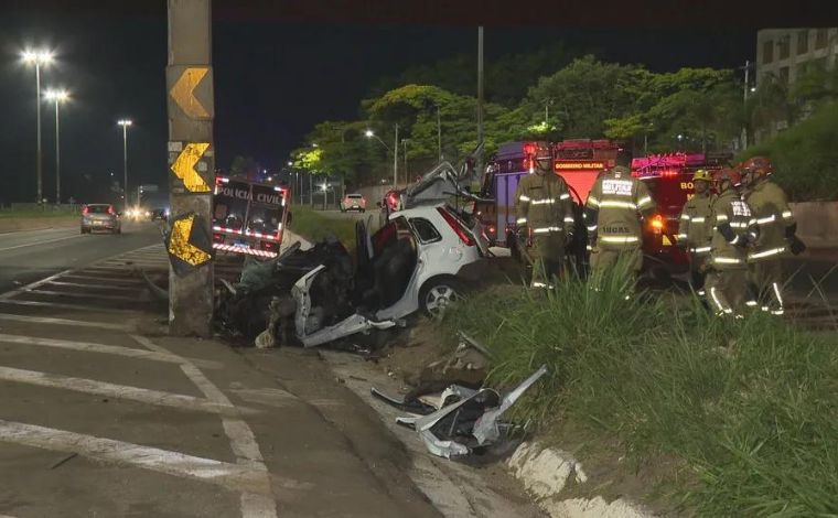 Motorista morre preso às ferragens após bater carro em pilastra no Anel Rodoviário de BH