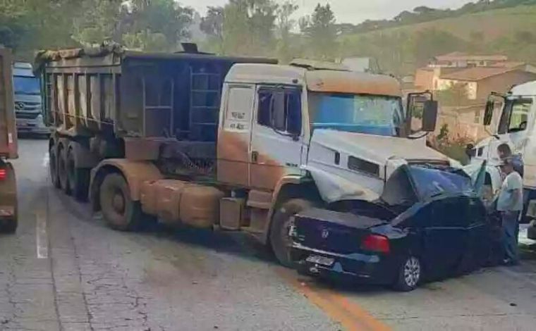 Motorista morre após perder controle da direção e bater carro contra carreta na BR-040