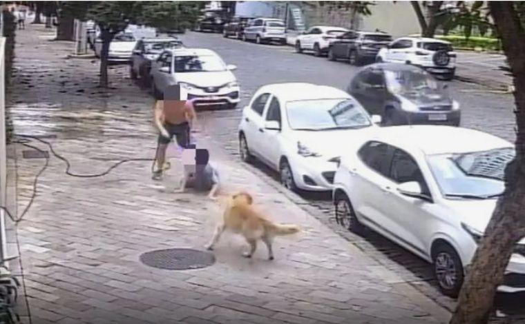 Faxineira agredida por lavar calçada em BH será indenizada em R$ 45 mil; agressor não terá punição 