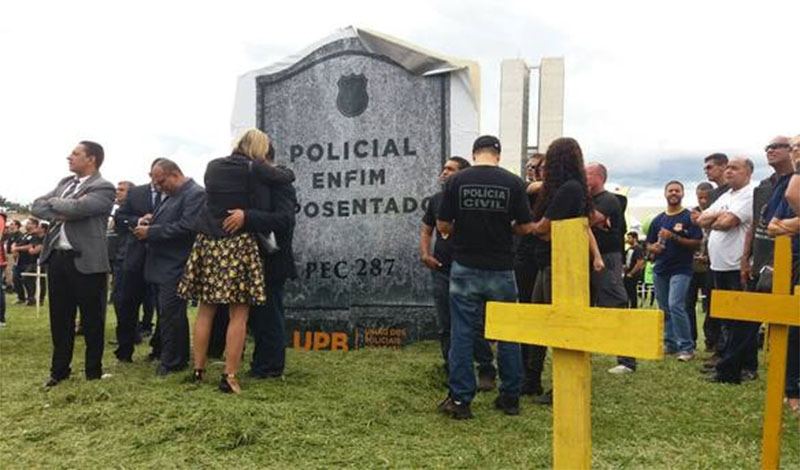 Policiais Civis protestam na Câmara e são barrados com bombas de gás