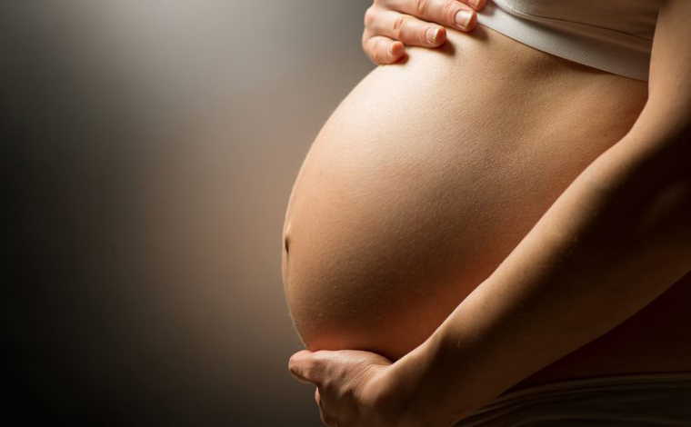 Mortalidade de gestantes e puérperas foi 70% maior em 15 meses de pandemia, diz estudo