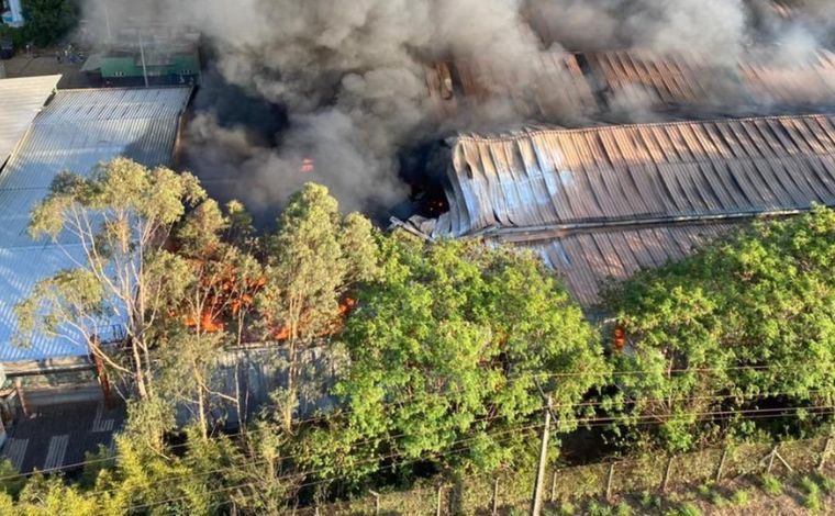 Incêndio de grandes proporções atinge fábrica de reciclagem em Pedro Leopoldo