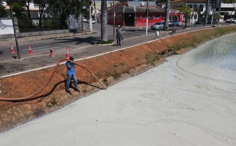 Mancha que apareceu na superfície da Lagoa Paulino é limpa e água é colhida para análise 