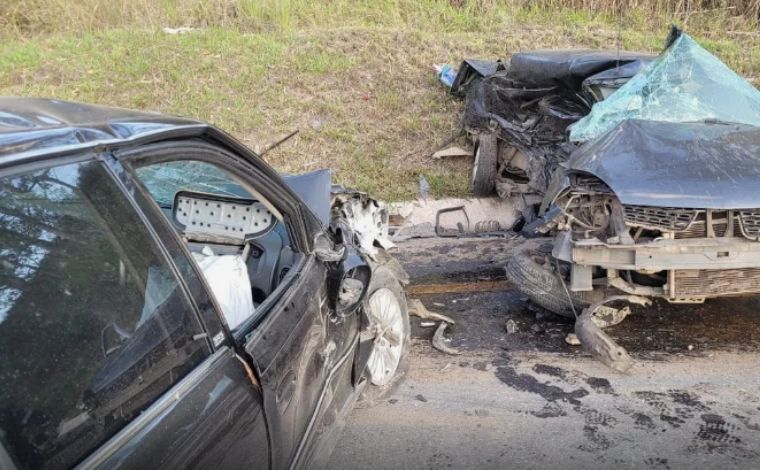 Motorista de 22 anos morre presa às ferragens em rodovia mineira; uma pessoa ficou ferida  