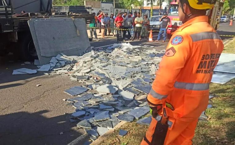 Casal morre esmagado após ser atingido por placas de mármore no interior de Minas 