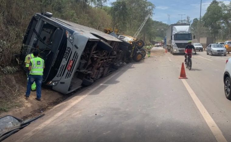 Acidente entre caminhão e ônibus deixa vários feridos no Anel Rodoviário de Belo Horizonte