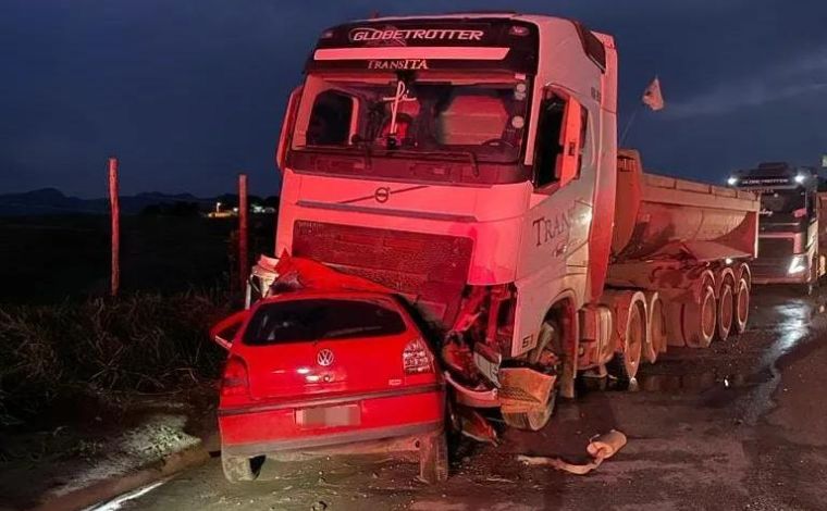 Motorista morre em grave acidente envolvendo carro e carreta na Grande BH