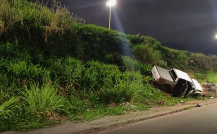 Motorista de caminhonete atinge 10 veículos durante fuga no Anel Rodoviário de BH