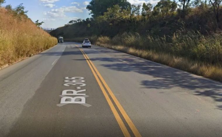 Micro-ônibus da saúde capota e deixa morto e feridos na BR-365, em MG 