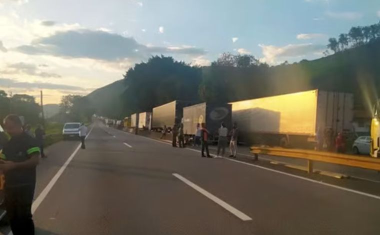 Em apoio a Bolsonaro, caminhoneiros bloqueiam ao menos oito pontos em cinco rodovias federais 
