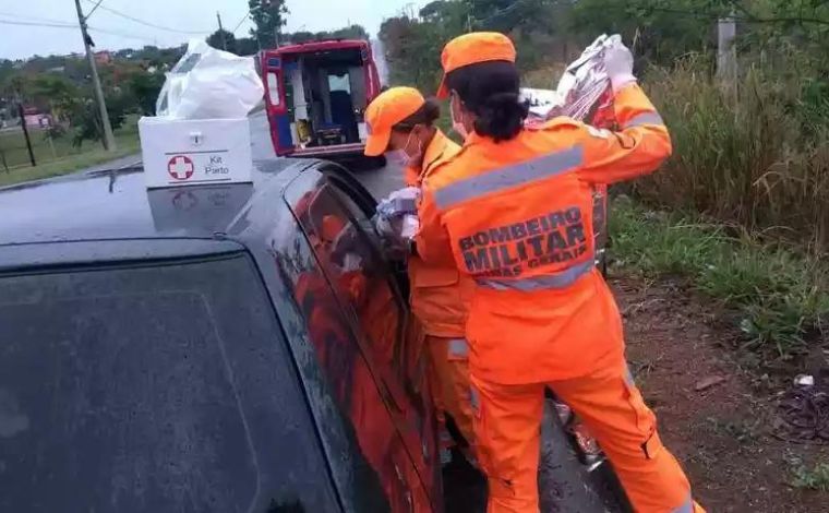 Com ajuda de bombeiros, jovem dá à luz dentro de carro em Curvelo 