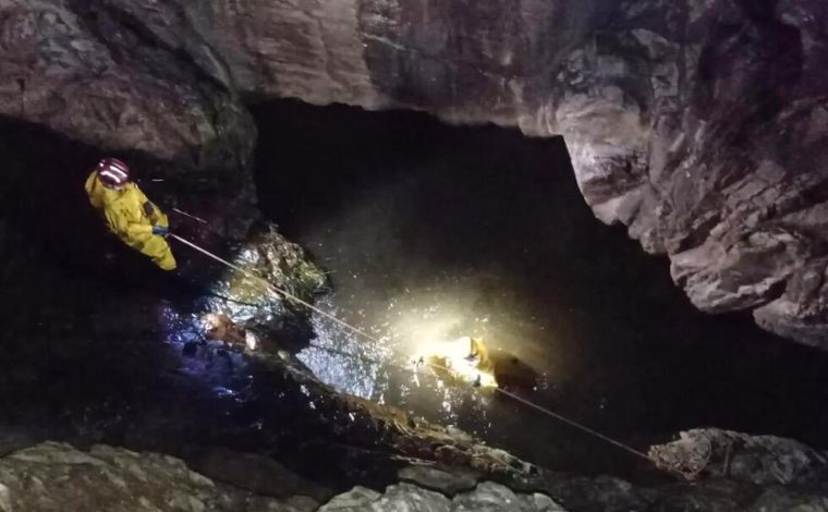 Homem morre ao cair de cachoeira de cerca de 30 metros no interior de Minas