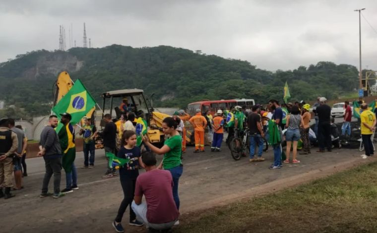 Alexandre de Moraes autoriza PMs a liberar rodovias, multar e prender motoristas 